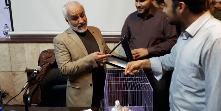 اهداء«کبوتری در قفس بنفش» به « حسن عباسی» توسط دانشجویان